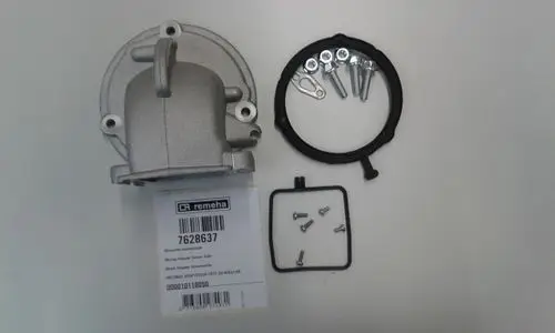 Adapterteil von Remeha für die Brennerseite, inklusive Dichtung, Schrauben und Montagesatz, abgebildet auf einem hellen Hintergrund.